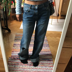 Lågmidjade zara jeans - Säljer dessa populära raka zara jeans med hål i knät som sitter jätte snyggt och baggy!💕