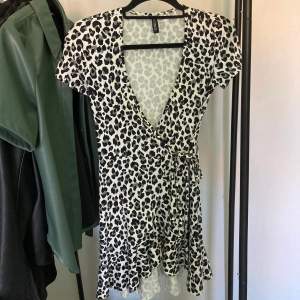 Så fin klänning med svartvitt leopardmönster!! Använd endast ett fåtal gånger! Hör gärna av dig vid frågor🤍🤍🤍