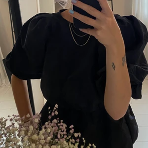 Topp! - Svart topp med puffärmar! Använd 1 gång🖤