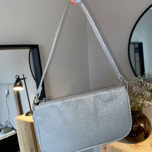 Glittrig väska🌟 - Supersöt liten glittrig väska🥰