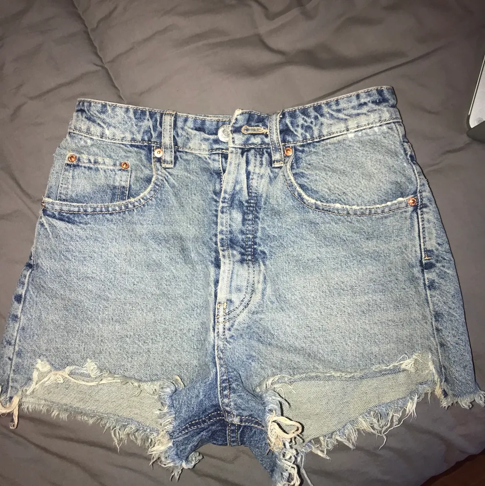 Jättefina shorts från Zara, säljer pga passar inte mig längre! . Shorts.