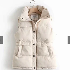 Väst - Säljer denna västen! Den är tjock och perfekt till höst, vinter och vår. Jag säljer den på grund av att den inte kommer till användning. Den är endast testad. Det är stl.S. Jag köpte den för ungefär 500kr och säljer den för 260kr, (frakt är medräknat) ☺️