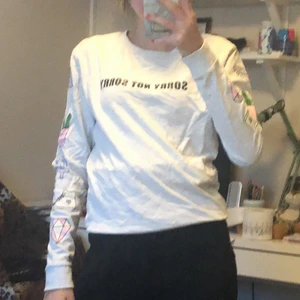 Sorry not sorry tröja - Sorry not sorry tröja med coolt tryck på ärmarna. Storlek xs men passar även s