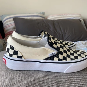 Vans strl 37 - Superfina vans som ej kommit till användning, endast använda utanför dörren en gång. Storlek 37, nyskick!