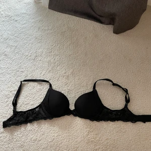 Victoria,s Secret bh ✨ - Super snygg Victoria,s Secret bh som är som ny✨har push up och passar 70A och 75A. Köpt utomlands, säljer pga att den är för liten🥺💓