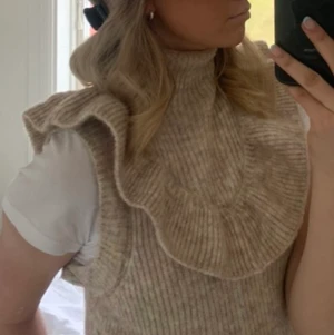 Stickad väst strl s - Säljer denna väst som är stickad som man kan ha över en t shirt! Strl s