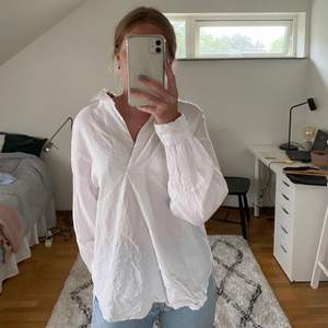 Hej😊 säljer denna jätte fina vita linneskjorta från Gina Tricot. Köpt förra året och använd endast 1 gång💕 passar till allt och sitter väldigt snyggt💓 (Den är ej struken, därför ser den lite skrynklig ut) 😊😊