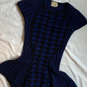 Unik topp - En supercool unik tröja som dessvärre inte passar längre. Köparen står för frakt💕 Går även att hämta i innerstan💛