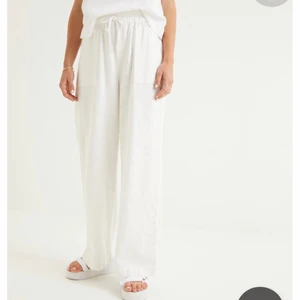 Vita linnebyxor  - Säljer nu mina helt perfekta (& slutsålda) linnebyxor i storlek Xs💕 hög elastisk midja med snörning! Byxorna passar även en S då dem är töjbara!I perfekt skick då jag dem endast är använda vid två korta tillfällen! Budgivning om många är intresserade eller köp direkt för 599💕 lägg inte bud om du inte tänker köpa!