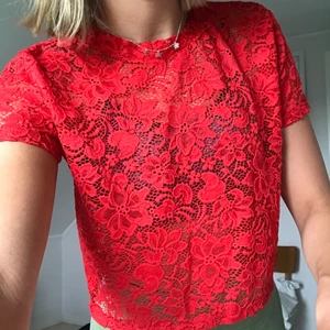 Vero Moda - röd spetstopp  - Röd spetstopp köpt på Vero Moda, i st L plagget är väldigt litet i storlek så passar S-M, har du någon fråga eller vill ha mer bilder? Inga problem! Skriv så ordnar vi de💗