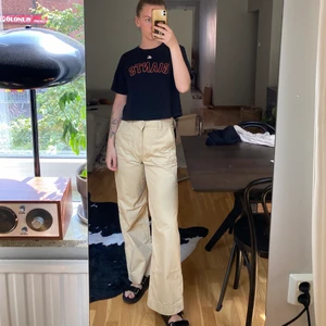 Sportig T-shirt  - Cropped T-shirt med märket giants, tryck fram och bak. Bra skick! Står storlek L men sitter såhär på mig som är strl S. Köparen står för frakt. 