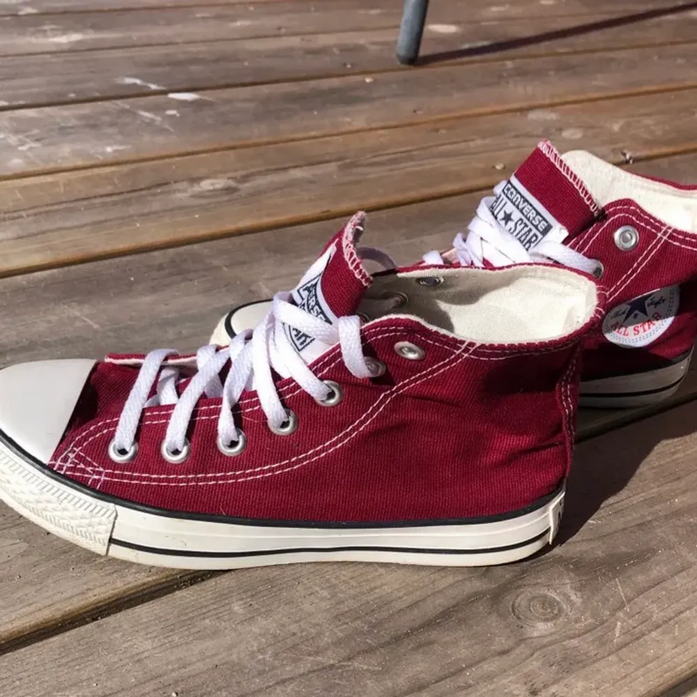 Ett par röda converse, köpt här på plick men då de var för små och där med säljs vidare💕 23 cm inne i skon. Skor.