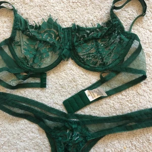 Mörkgrönt oanvänt underklädesset  - Helt oanvända, passar runt storlek 75B men är  töjbart/stretchigt och justerbara band! Har andra jag föredrar, därför säljer jag! 