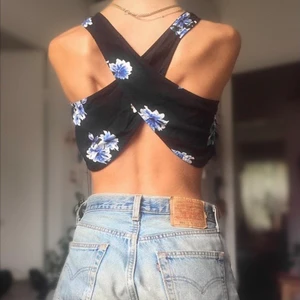 Linne/Crop Top, Asos Reclaimed Vintage  - Jättefin topp från Asos Reclaimed Vintage. Köptes för några år sen. Använd en gång. Strl 38/M. 37 cm lång 40 cm bred.  100% viskos