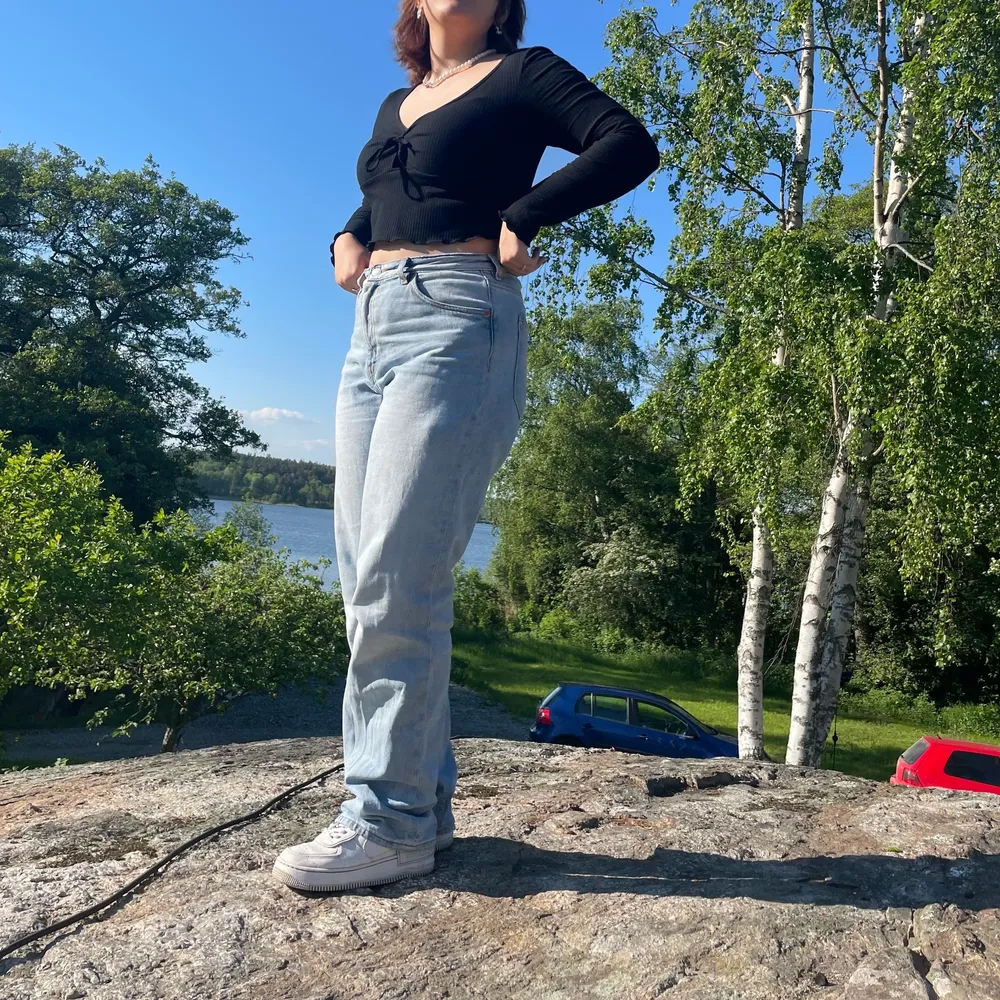 Säljer dessa ljusblå taiki straight leg jeans från Monki! Är lite för långa för mig som är 165 cm. Storlek W32 Pris kan diskuteras !!. Jeans & Byxor.