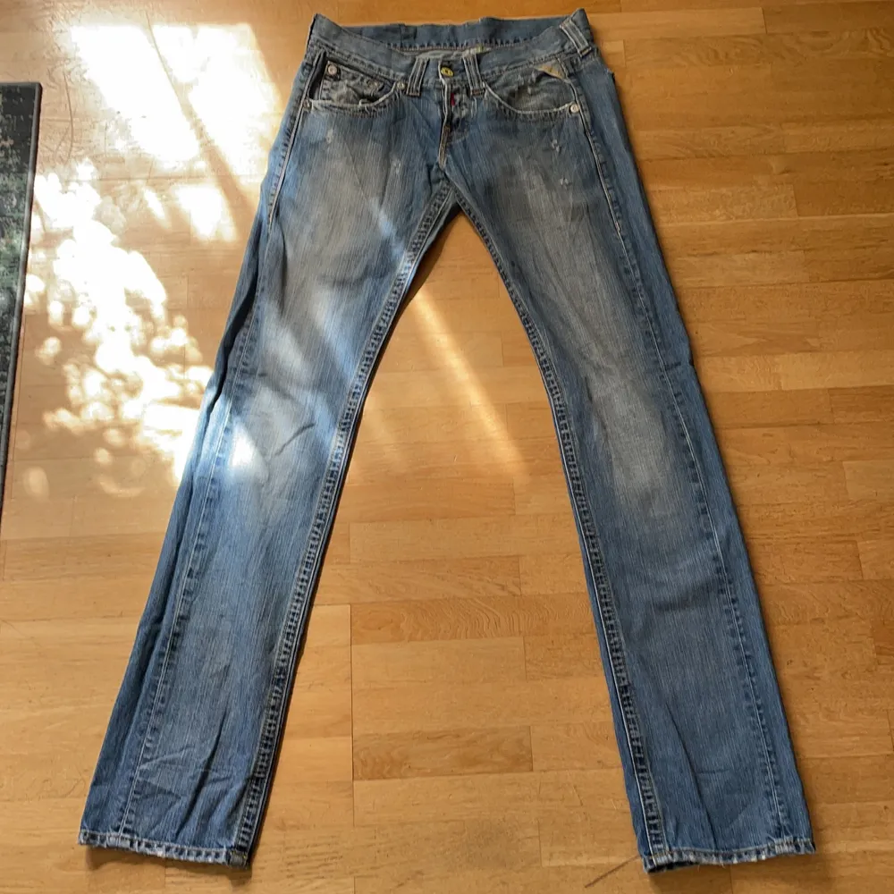 Jövligt feta lågmidjade jeans som tyvär är för små för mig. Storlek 28 i midjan och 32 i längden. 90cm i midjan och 95 innerbenslängd.. Jeans & Byxor.