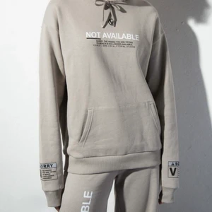 Hoodie - Supermysig och skön hooodie med lite udda text på. Helt nyinköpt men ångrade mig och kan ej skicka tillbaks. Budgivning! Egna bilder finns vid intresse.