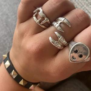 Intressekoll på dessa ringar! Alla i äkta silver från Maria Nilsdotter. Om jag ej svarar direkt är det för att jag är mitt uppe i en flytt och har fullt upp 🤍 Skicka ett meddelande vilken ring ni vill köpa och vad ni hade kunnat tänka er köpa den för!