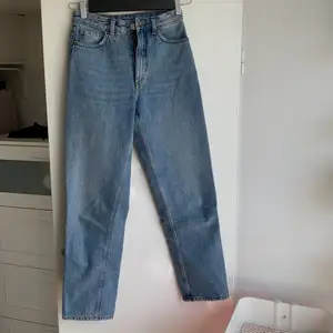 Ett par blåa ”mom jeans” från monki. Säljer då de inte kommer till användning, priset kan diskuteras.
