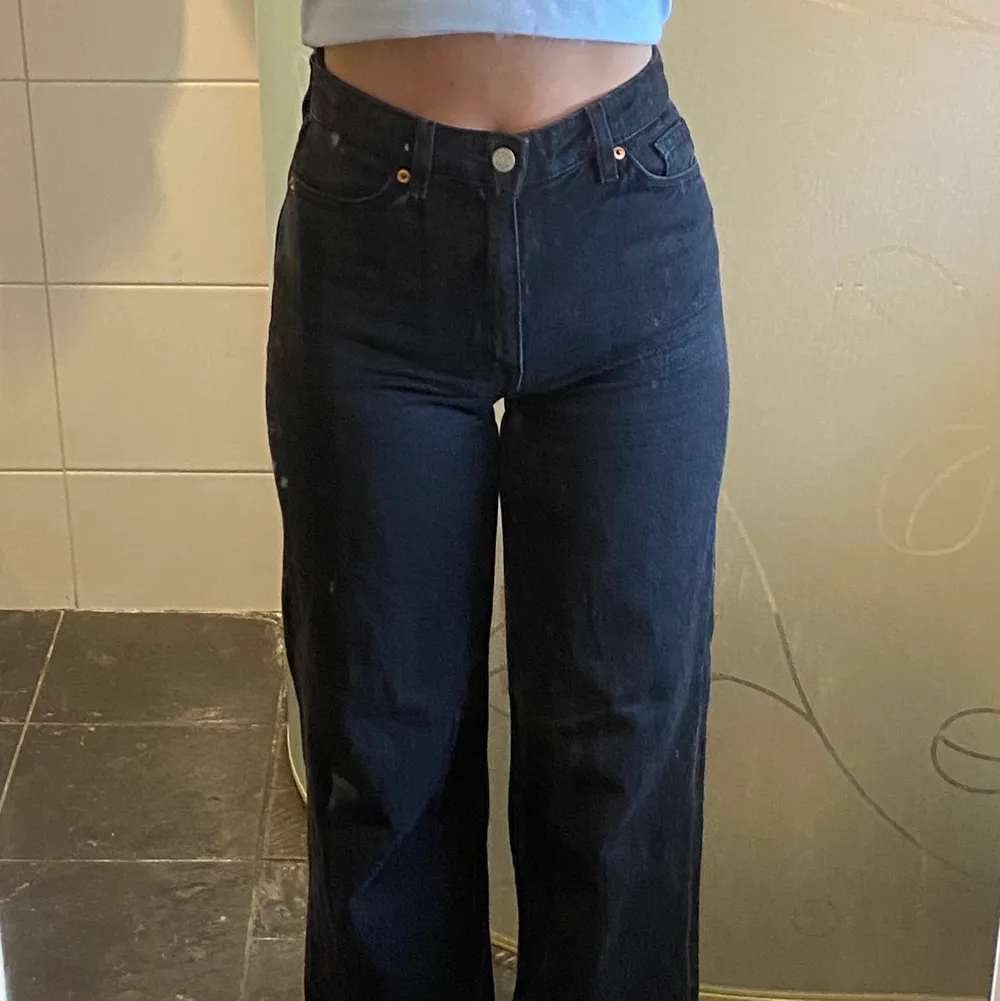 Monki jeans i modellen Yoko. Säljer pga att de blivit för små. De är ganska uttvättade vilket påverkar priset! 150kr + Frakt❤️. Jeans & Byxor.