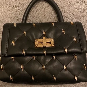 Väska med blixtrar - En jättefin väska köpt från Plick men är egentligen från asos, det är slutsåld! Säljer pga att jag inte fått användning av den🤍 Buda och då är frakt inkluderat