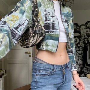 Jacka - DÖR för denna jackan, säljer dock vidare nu efter några användningar. Från UO och deras upcycle-collection. Nypris 500kr 🖤😵‍💫🙏