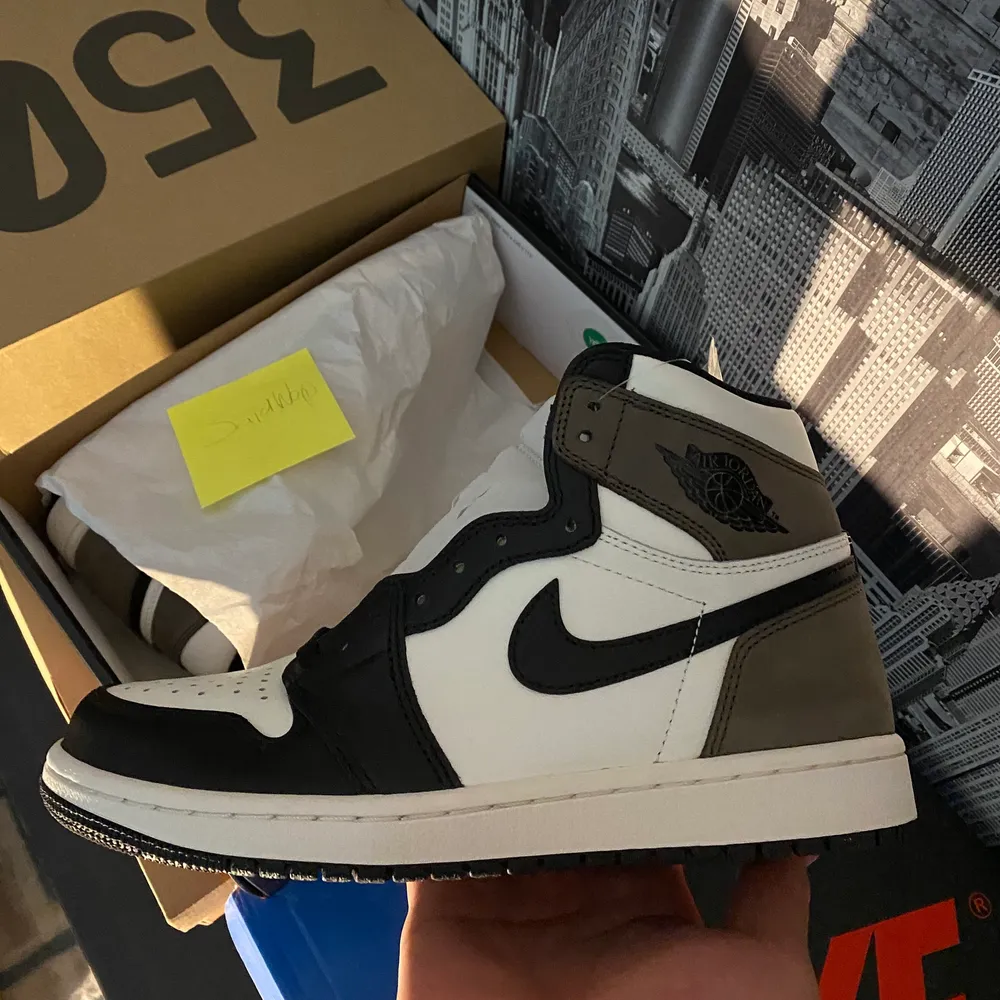 Säljer ett par Air Jordan 1 High Dark Mocha, deadstock / oanvända. Storlek: 40.5 / 7.5. Skor.