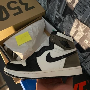 Jordan 1 Dark Mocha - Säljer ett par Air Jordan 1 High Dark Mocha, deadstock / oanvända. Storlek: 40.5 / 7.5