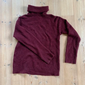  stickad tröja med polokrage  - Mysig stickad Vinröd tröja med polokrage Stl M 