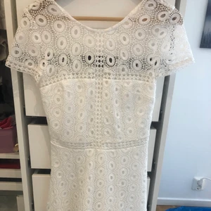 Zalando vit klänning bra kvalitet - Vit finklänning med fina mönster och bra passform!! Väldigt bra kvalitet och endast använd 1 gång. Skriv för fler bilder🤍Är inte riktigt min stil längre och säljs därför.