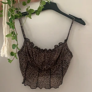 Topp - En sval topp perfekt till sommaren. Den har leopard mönster och är superskön! storlek S 🐯