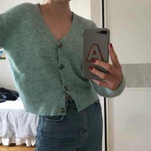 Stickad kofta - Grön stickad ullkofta från bikbok💚i fint skick!