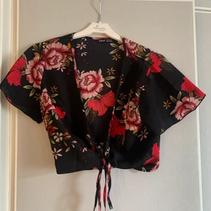 Blommig topp - Aldrig använd  