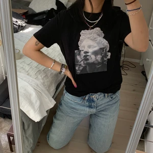Tshirt - Jätte fin tshirt från Carlings (märket är stay), köptes för 250kr (tror jag?) aldrig använd. Jätte cool tryck också🥰 jag har xs i överdelar.