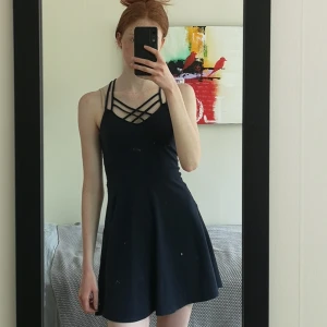 Marinblå klänning  - Marinblå klänning med snygga band i skönt material 