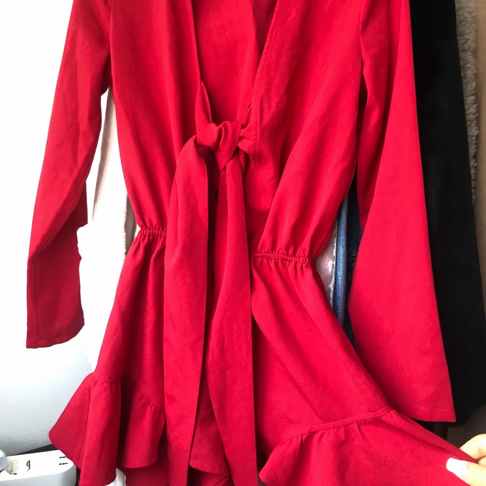 SUPERFIN röd playsuit från glamorous, som tyvärr är för liten:/ den perfekta röda färgen, som knyts i fram och har volang nertill knappt använd vid endast ett tillfälle. Klänningar.