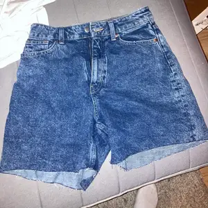 Mörkare jeans shorts från hm storlek 36 aldrig använda 