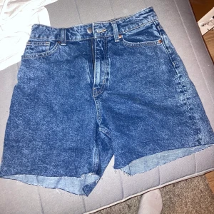 Jeans shorts  - Mörkare jeans shorts från hm storlek 36 aldrig använda 