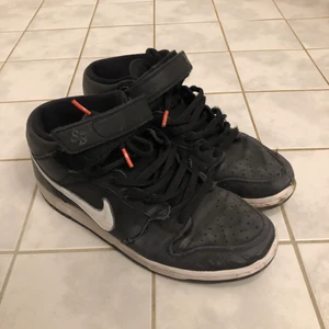 Nike dunk - Skejtade Nike dunks i storlek 44. Slitna men finns fortfarande lite liv kvar i dem. Speciellt den högra foten. 