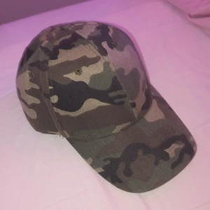 Kamouflage keps - Kamouflage keps i nyskick. !köparen står för frakten!