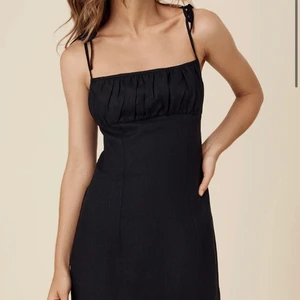 Linneklänning storlek S - Klänning i linne från australienska märket POSSE. Så fin men tyvärr för liten för mig. Helt ny! Aldrig använd med etikett kvar. 