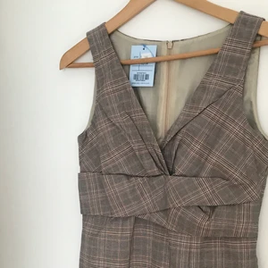 burberry liknande klänning - Säljer denna jättesnygga klänningen som är köpt för 799kr då den är för stor på mig❤️ Den är i nyskick och har prislappen kvar på! Köparen står för frakt. (Skriv privat för fler bilder!)
