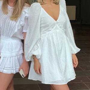 Klänning - En vit klänning jag hade på min student. Funkar till andra sammanhang oxå!🥰🥰Använt 1 gång så nyskick!!!