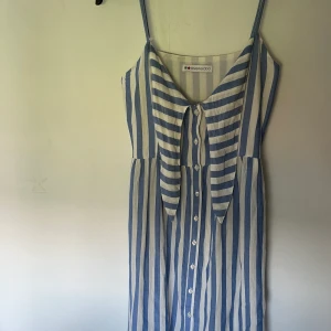 Klänning - Jättesöt somrig klänning med knytning framtill 