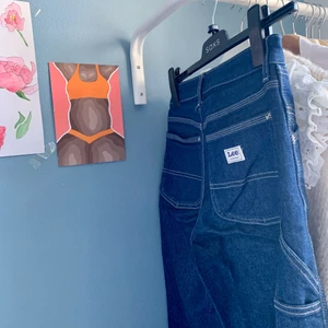Visa byxor från Lee - Säljer mina högmidjade carpenter pants från Lee då de är för korta. Jag är 171 cm lång och byxorna är i storlek 34, skulle gissa 25/26 i midja. Inga hål eller fläckar. Kan frakta. Pris kan diskuteras, lägg gärna bud. 