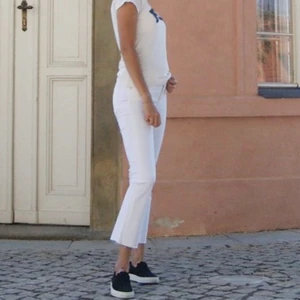 Vita ankel jeans stl 34 - Snyggaste jeansen är nu försmå för mig. Älskar dom! Storlek 34. Strechiga i modellen. Köpta på Mango i Prag. 