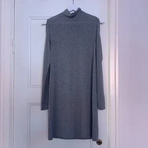 Kort glimrande klänning S - Kort klänning från Gina tricot i stl 5. Klänningen är lite glittrig. 