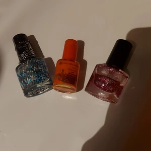Massa nagellack  - 15kr st eller alla för 100kr. Köparen står för frakten.