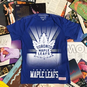 T-SHIRT! 💿💿 - Säljer en riktigt najs t-shirt producerad av de anrika Mitchell & Ness åt Nhl-laget Toronto Maple Leafs. Tröjan är S och skulle säga att den är tts, tröjan är lite mer slim i modellen. Det är bara att skiva om du undrar eller vill ha bild på något. Ord pris: 149! ✌🏻🌱💫