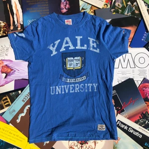 T-SHIRT!! 💿💿 - Hilfiger denim college t-shirt från Yale university i New haven, Connecticut. Tröjan har inga direkt defekter och är i bra skick. Riktigt najs detaljer. Tröjan är S och passar även Xs. Det är bara att skriva om du vill ha en bild eller om du undrar något! (S) Ord pris:149kr! 🌱💫✌🏻